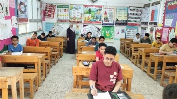 122 ألفا و572 طالبا بالصف الثاني الإعدادي بالدقهلية يؤدون امتحاني اللغة الأجنبية والهندسة