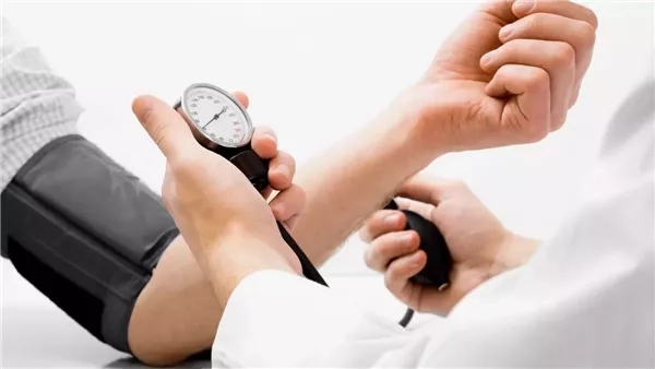 الصحة تحذر من 5 أعراض لارتفاع ضغط الدم