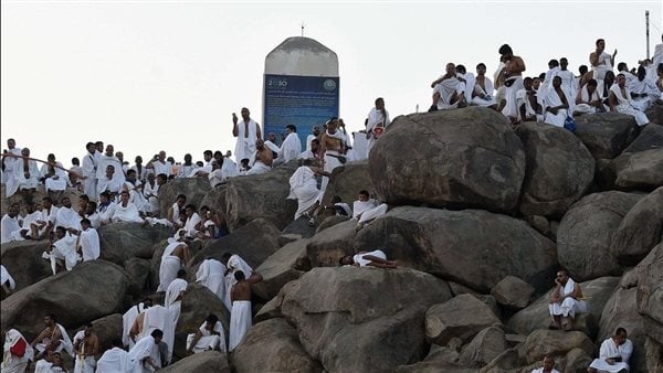مشاهد جوية تظهر اكتساء جبل عرفات باللون الأبيض لحجاج بيت الله (فيديو)