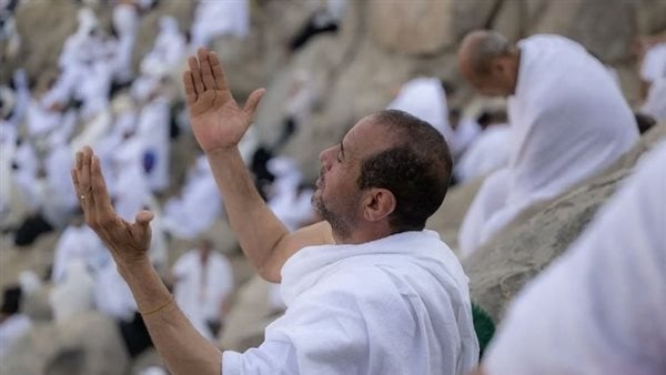دعوات مصحوبة بالخشوع والدموع، ضيوف الرحمن طالبين المغفرة في أول أيام التشريق ( فيديو)