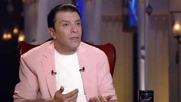 ده باس وحضن وبكره المسرح يبقى مايوهات، مصطفى كامل يفتح النار على راغب علامة قبل غنائه بمصر (فيديو)