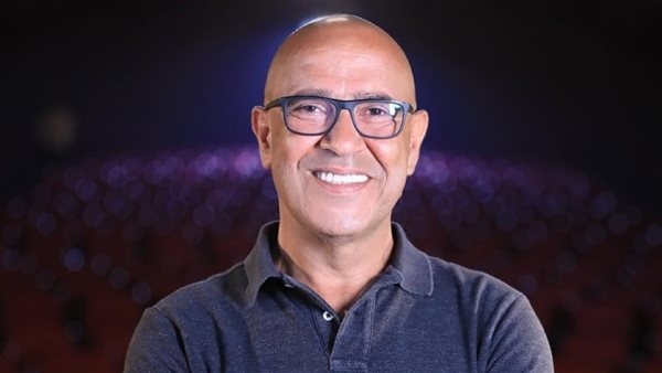 أشرف عبد الباقي "مَعلم" في حارة شخصية ضمن أحداث فيلم "دافينينه سوا"