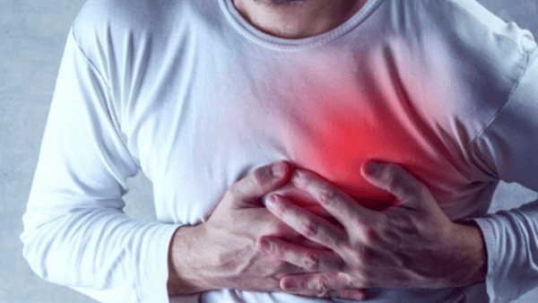 هل نغزات الصدر دليل على الإصابة بأمراض القلب؟ طبيب يوضح