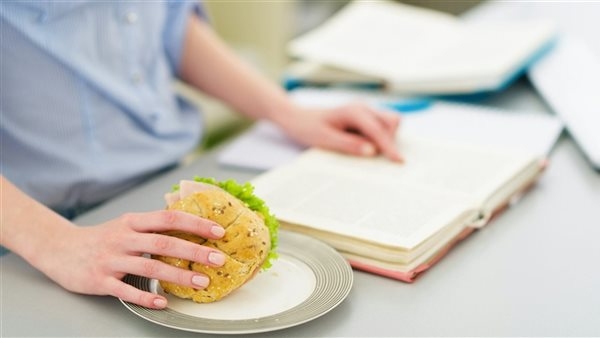 10 أطعمة تزيد من خطر الإصابة بالخرف وتلف الدماغ