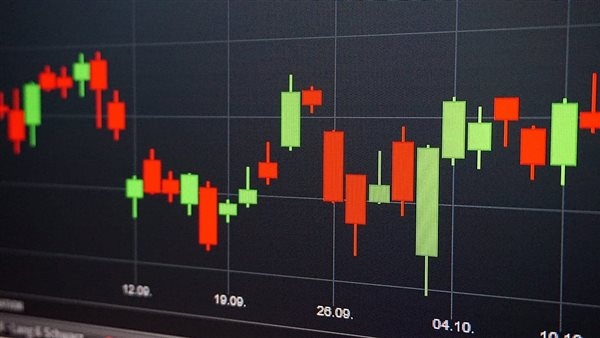 البورصة تتلون بالأحمر وتخسر 17 مليار جنيه، القوى البيعية للعرب والأجانب تسيطر على التداولات لجني الأرباح، وخبراء يكشفون قائمة الأسهم الأكثر ارتفاعا وانخفاضا بجلسة اليوم