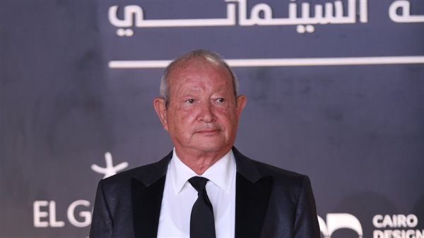 بعد تبرعه بنصف مليون جنيه، نجيب ساويرس يواسي نجل شهيد الشهامة خالد عبد العال (فيديو)