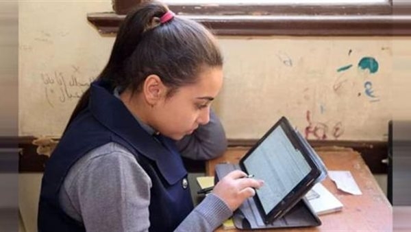 طالبات أولى ثانوي بالقاهرة: امتحان الرياضيات سهل والسؤال المقالي صعب (فيديو)
