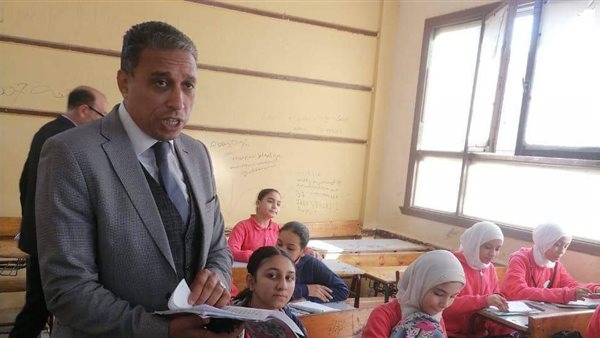 مدير تعليم الجيزة يُجري جولة مفاجئة ويحيل مديرة مدرسة بحدائق أكتوبر للتحقيق