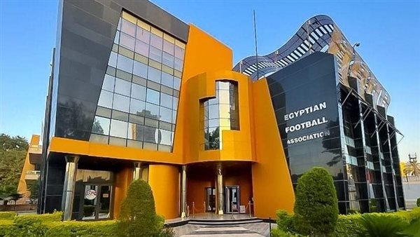 إتحاد الكرة يقرر شطب 4 إداريين و3 لاعبين في واقعة الاعتداء على حكم بالقسم الثالث