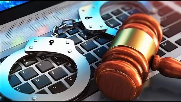 كيف يتعامل القانون مع مرتكبي الجرائم الإلكترونية؟