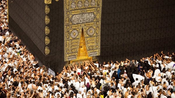 ما حكم السيلفي أمام الكعبة المشرفة ؟،عضو مركز الأزهر للفتوى تجيب (فيديو)