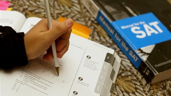 التعليم تعلن عودة اختبار SAT بعد توقف 4 سنوات، ما القصة؟