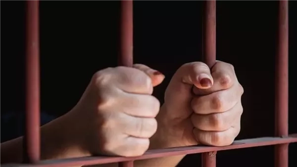 حبس سيدة 4 أيام على ذمة التحقيقات بتهمة إلقاء رضيعتها داخل صندوق قمامة في قنا