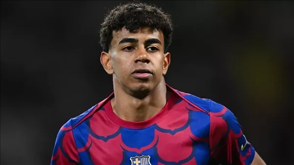 بعد رحيل فاتي، برشلونة يمنح لامين يامال القميص رقم 10