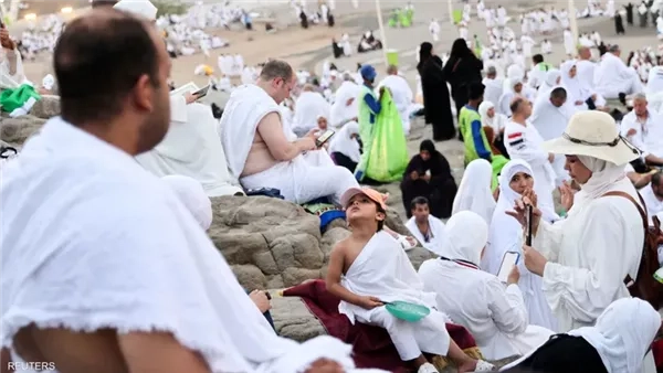 هل يجوز توكيل شخص آخر لأداء بعض مناسك الحج عني؟ اعرف موقف الشرع