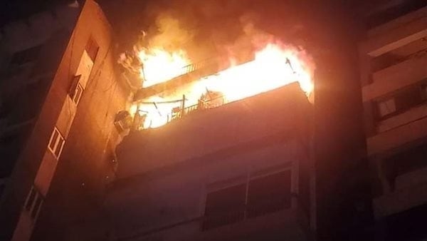 المعمل الجنائي يعاين حريق شقة سكنية بالمطرية