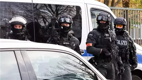 شخص يصطدم بسيارته في حشد من المواطنين بألمانيا