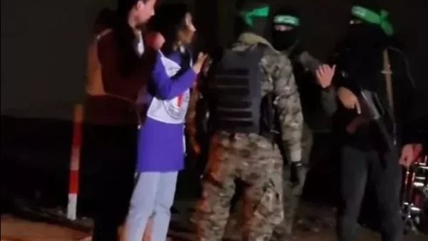 صحيفة إسرائيلية: تغيير أماكن الرهائن في غزة يجعل جيش الاحتلال أعمى