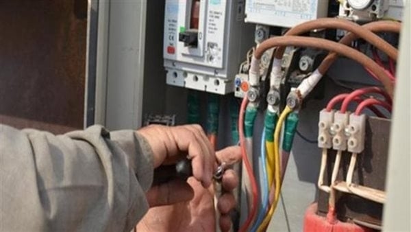 خطة الكهرباء لمواجهة ظاهرة سرقة التيار تزامنا مع نقص إمدادات الغاز الطبيعي.. توفير 224 مليون دولار في استهلاك الوقود سنويا من البطاقات المتجددة.. وإجراءات عاجلة لتركيب العدادات الكودية