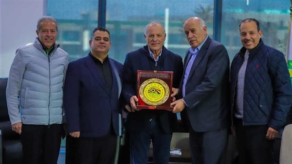 أبو ريدة يلتقي "الرجوب" ويهديه درع الاتحاد المصري