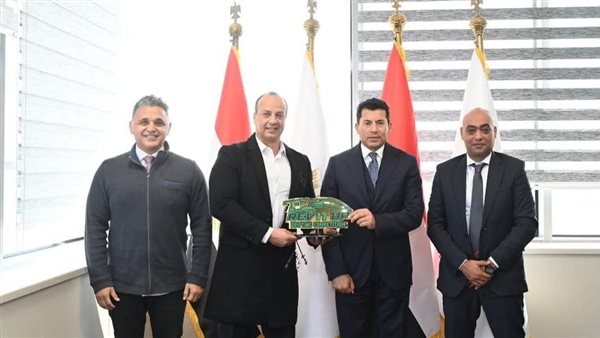 أشرف صبحي يشيد بالتوسع الدولي لبطولة "مصر الشرق الأوسط لسباقات السيارات"