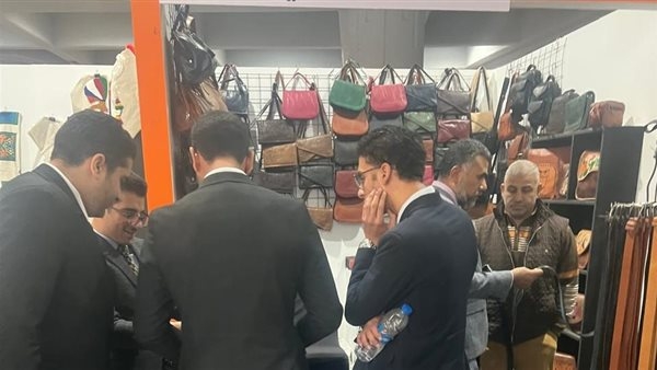 المشاركون ببرنامج الدبلوماسية الشبابية يتفقدون معرض"بيزنس ياشباب"