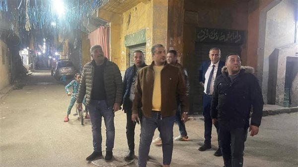 رئيس حي الدقي يتابع إنارة الشوارع ويستمع لشكاوى المواطنين في بين السرايات (صور)