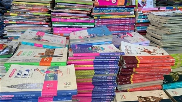 ضبط كميات من الكتب الخارجية بدون ترخيص في الظاهر