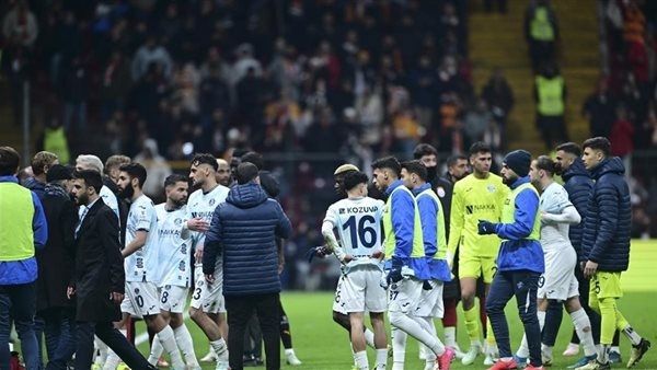 نادي أضنة التركي يدافع عن قرار انسحابه أمام جالطة سراي