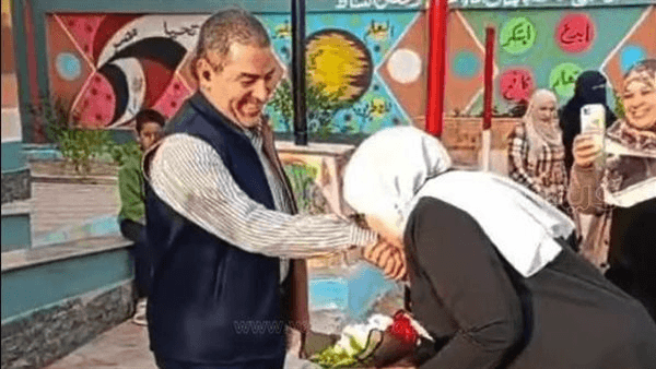 تحقيق عاجل في واقعة تقبيل وكيلة مدرسة يد زوجها أمام الطلاب بالشرقية (فيديو وصور)