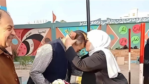 إجراء عاجل من التعليم بشأن واقعة تقبيل وكيلة مدرسة يد زوجها أمام الطلاب بالشرقية