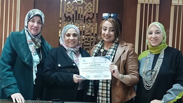 تربية بورسعيد تكرم الزميلة زيزي إبراهيم مراسلة فيتو