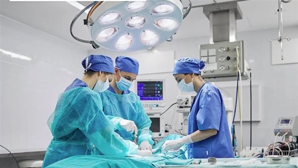 امرأة بريطانية تتعرض للتشوه بعد عملية تجميل