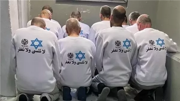 سجون الاحتلال: كتابة عبارات جديدة على قمصان الأسرى الفلسطينيين