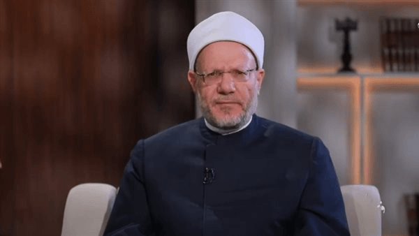 ما حكم الكلام في الهاتف المحمول أثناء الطواف ؟، شوقى علام يجيب (فيديو)