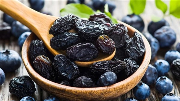هل تناول البرقوق يساعد في علاج الإمساك؟