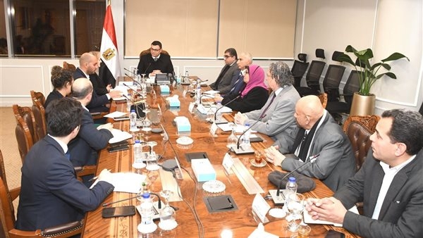 وزير الإسكان يبحث مع مسئولي البنك الأوروبي لإعادة الإعمار سبل تعزيز التعاون المشترك