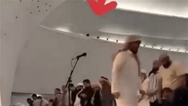 إمام مسجد يثير الجدل، ترك المصلين فجأة بعد السجود والنشطاء يسألون عن صحة الصلاة (فيديو)