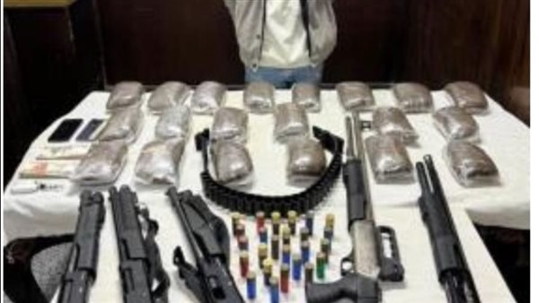 القبض على مسجل خطر بحوزته 5 بنادق و31 كيلو أستروكس بالدرب الأحمر