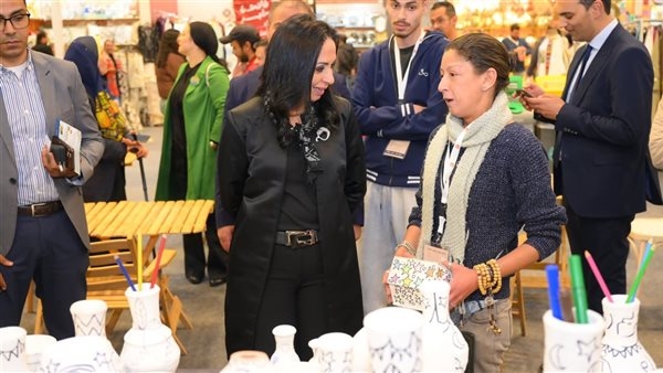 وزيرة التضامن تتفقد معرض "ديارنا للحرف اليدوية والتراثية"