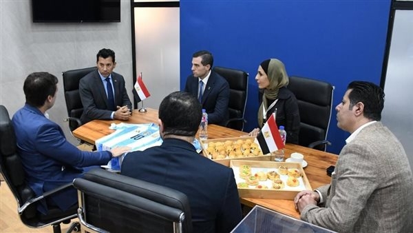 وزير الرياضة يجتمع مع أعضاء الاتحاد الأرجنتيني لكرة القدم على هامش سبورتس إكسبو