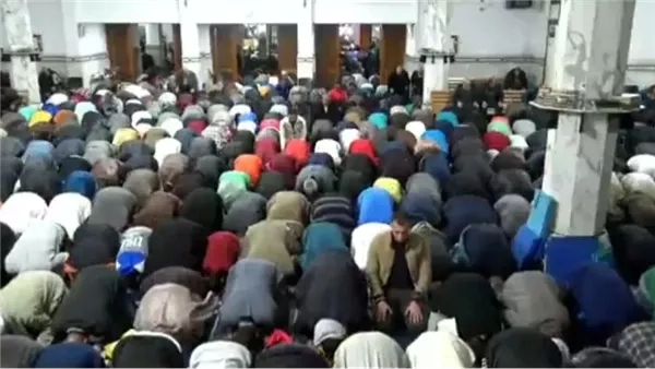 مساجد الإسكندرية تتزين وتمتلئ بالمصلين في أول ليالي رمضان (صور)
