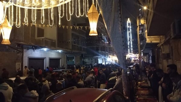 مئات المصلين يؤدون صلاتي العشاء والتراويح بمسجد المأمون في الإسكندرية "صور"