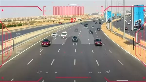 رادار المرور يلتقط 680 مخالفة تحدث في الهاتف أثناء القيادة خلال 24 ساعة