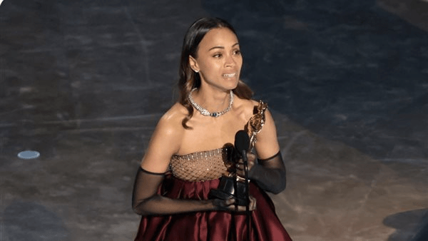 زوي سالدانيا تفوز بجائزة الأوسكار لأفضل ممثلة مساعدة