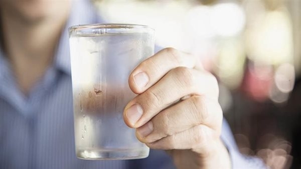 طبيب يحذر من تناول الماء المثلج أثناء صيام شهر رمضان