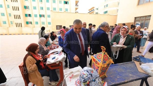 رئيس جامعة كفر الشيخ يفتتح ورشة 'ملامح رمضانية' لصناعة الفوانيس