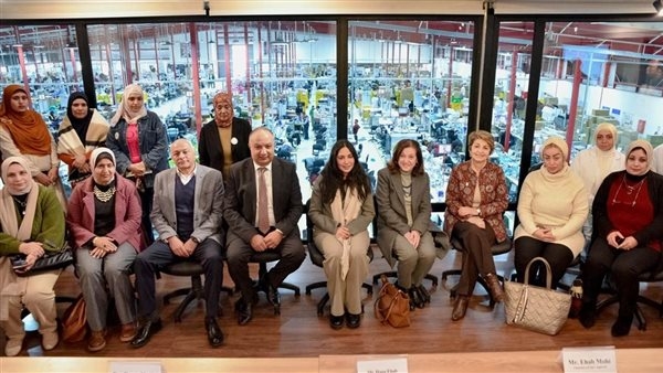 رئيسة مجلس السكان الدولي تتفقد مصانع الملابس بالعامرية