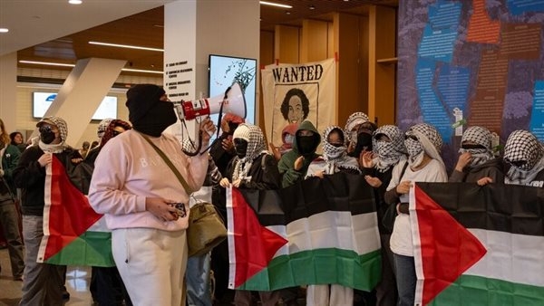 متظاهرون مؤيدون لفلسطين يقتحمون مكتبة جامعة كولومبيا ويطلقون اسم الدكتور أبو صفية عليها (فيديو)