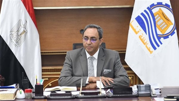 محافظ قنا يحاضر العاملين بالجهاز الإداري حول التخطيط الاستراتيجي والتطوير المؤسسي